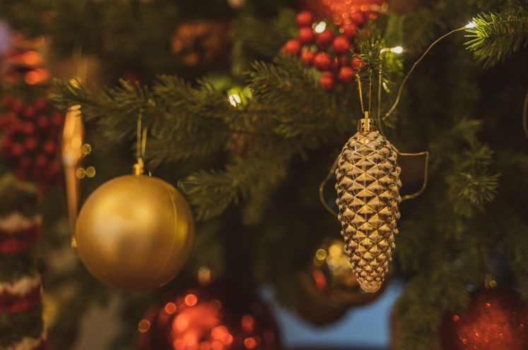 Love Among the Christmas Decorations: How Festive Settings Can Boost Your Romance